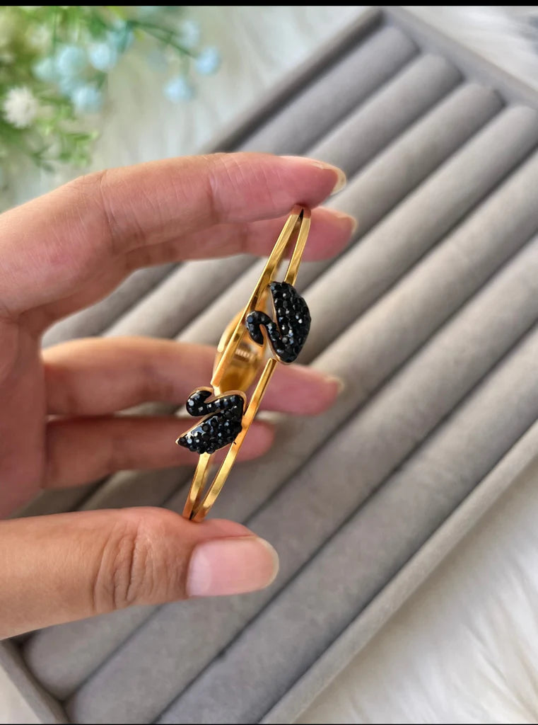 Bracelet Featuring Twin Black Swans